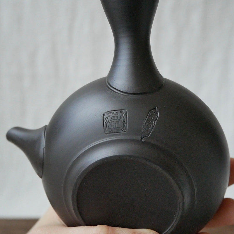 Isobe Ceramics mi208: Tokoname Kyusu Tea Pot Blue Ajisai by Jiro Umehara (130 ml) - Yunomi.life