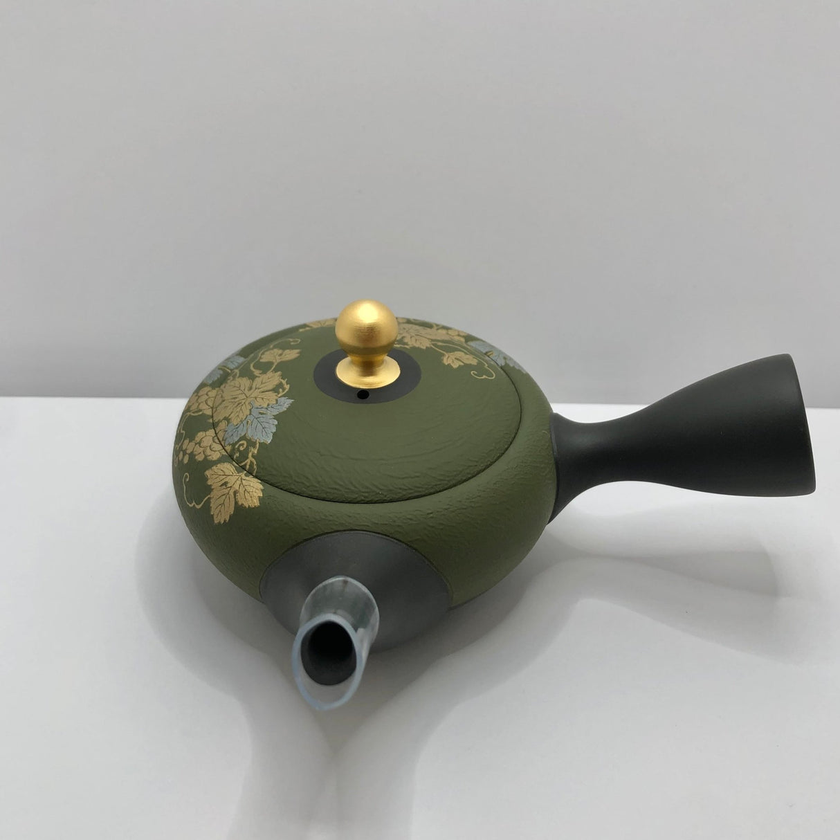 Isobe Ceramics se107: Tokoname Kyusu Golden Grapes Motif by Shouhou 250 ml 金葡萄 - Yunomi.life