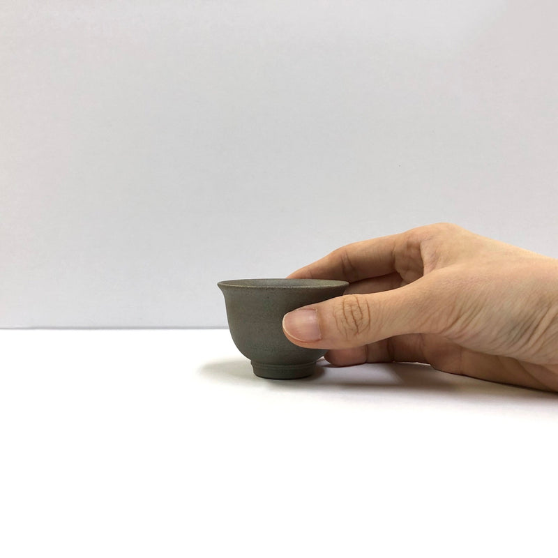 Isobe Ceramics (Tsuzuki Yutaka) se119: Tokoname Guinomi Cups Brown - Earth Sakura Petal 40 ml, 焼〆花びら - Yunomi.life