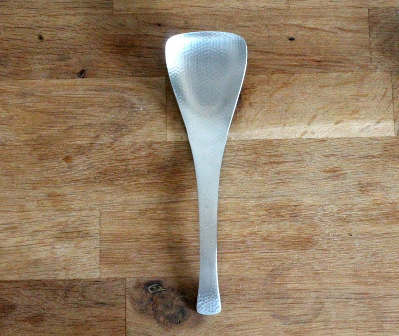 https://yunomi.life/cdn/shop/products/japanese-hammer-tone-serving-spoon-flat-tip-759990_800x.jpg?v=1663993032