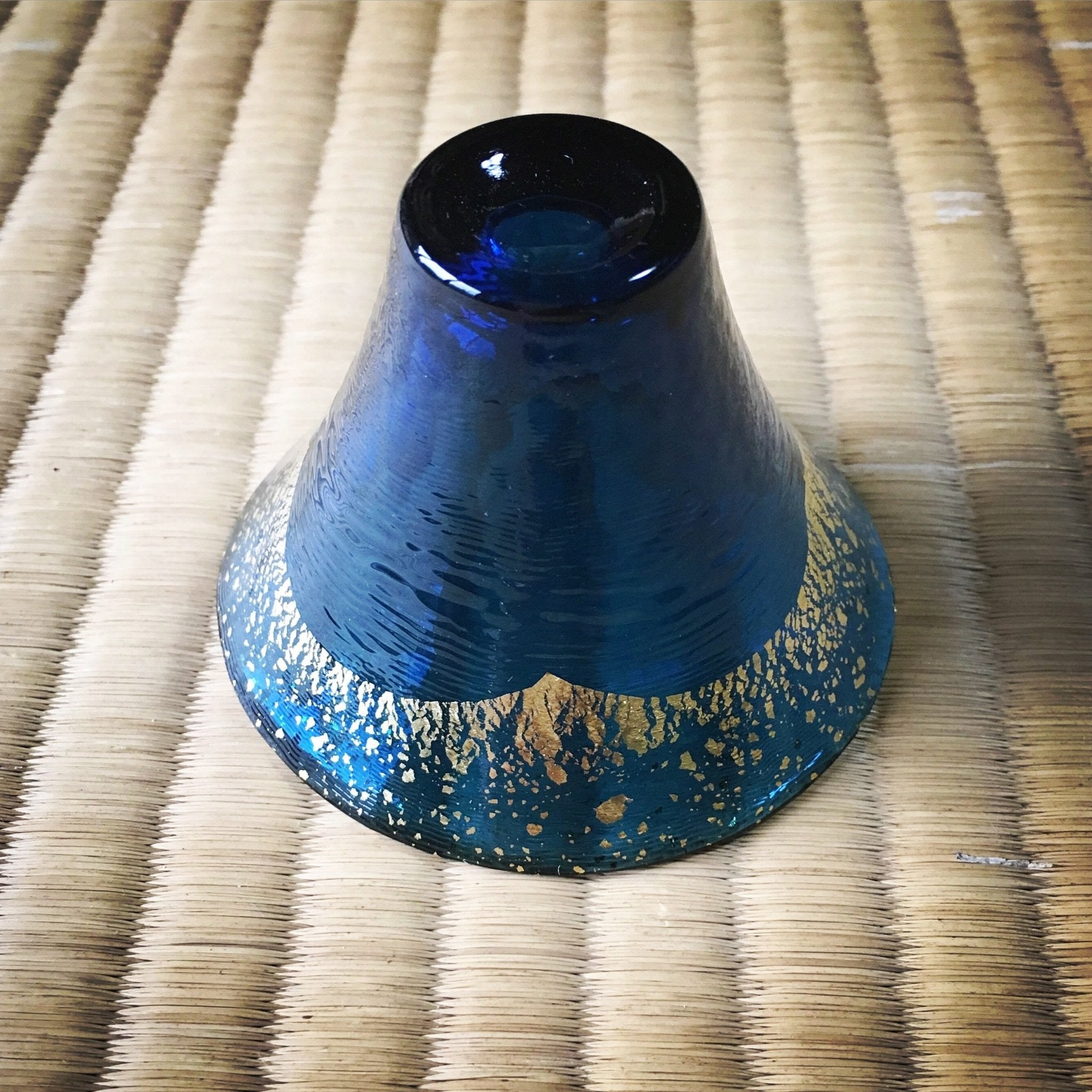 富士のつぼみ Kimoto Glass: Shofukuhai Mt. Fuji Blue Sake Glass, 65 ml – Yunomi.life