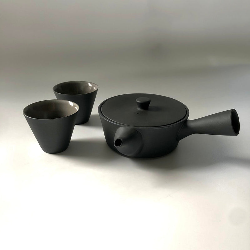 Nankei Pottery: Bankoyaki Teaset, Teapot and 2 Teacups (Black, 320ml) - Yunomi.life